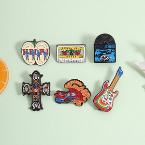 Broches en émail vintage de groupe de rock punk, design crâne, croix, guitare, thème musical, broche de revers, vente en gros - Product Image 2