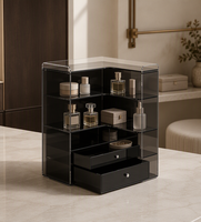 Organisateur de cosmétiques en acrylique fumé noir avec étagères à niveaux et tiroirs pour la présentation de produits de soin et de parfums sur coiffeuse