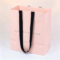 Sac en papier carré rose personnalisable avec soufflets latéraux pour vêtements, chaussures, emballages recyclables et magasins de détail
