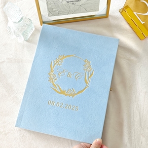 Cajas <span class=keywords><strong>de</strong></span> Invitación <span class=keywords><strong>de</strong></span> Boda Personalizadas con Ilustración <span class=keywords><strong>de</strong></span> Lugar, en Terciopelo Azul Claro, con Tarjetas <span class=keywords><strong>de</strong></span> Invitación <span class=keywords><strong>de</strong></span> Acrílico Dorado Espejado - Product Image 1