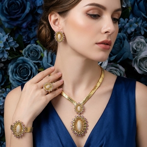 Ensemble de <span class=keywords><strong>bijoux</strong></span> de <span class=keywords><strong>luxe</strong></span> en gros 4 pièces plaqué or, motif nid d'abeille, collier, boucles d'oreilles, bague, bracelet, accessoires de mariage en zircon et fleurs - Product Image 1