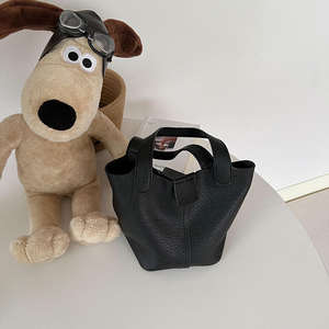 Nuevo bolso tipo cubo ligero de moda para mujer, casual, de piel sintética suave con cierre de botón. - Product Image 5