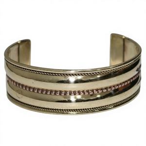 BELA ARTISAN Brazalete Ancho de Latón Dorado Hecho a Mano, Económico, Estilo Tribal Bohemio, Apilable - Product Image 1