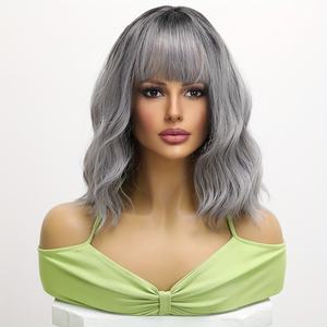 Perruque courte bouclée ondulée de 14 pouces pour femmes <span class=keywords><strong>cheveux</strong></span> synthétiques résistants à la chaleur <span class=keywords><strong>gris</strong></span> argenté avec style de vague d'eau et frange noire SM210-3 - Product Image 4