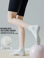 Chaussettes de yoga antidérapantes sur mesure pour femmes, respirantes et confortables avec détails brodés