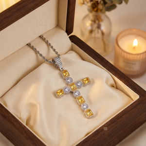 Colgante de lujo estilo hip hop para fiestas y eventos, con incrustaciones de plata 925, moissanita y diamantes, con forma de cruz, crucifijo o amuleto religioso. - Product Image 1