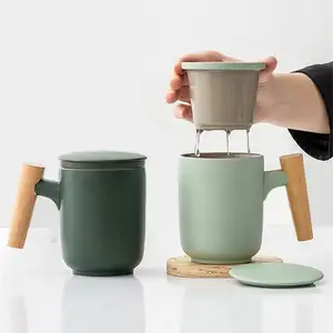 Kunden spezifische Keramik infundiert matt Laser gravur Reise Tee becher Set japanische Keramik Tee tasse mit Infuser Deckel Holzgriff