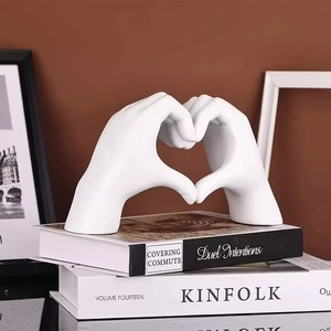 Design moderno amore dito moderno statua con le mani del cuore gesto oro scultura in resina artigianato per la decorazione della casa ornamento - Product Image 3