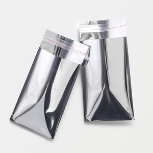 Sachets d'<span class=keywords><strong>Expédition</strong></span> Poly Film Métallisé Argenté en <span class=keywords><strong>Plastique</strong></span>, Personnalisables avec Logo et Nom, Enveloppes Isolantes Auto-Adhésives en Feuille d'Aluminium - Product Image 4