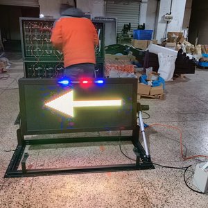 Pantalla LED de Tráfico Plegable con Montaje Magnético, IP65 Recargable para Uso en Vehículos - Product Image 3