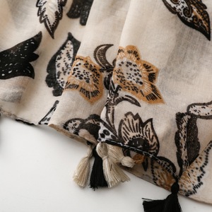 Sciarpe Eleganti Nere e Beige con Motivo Floreale Stampato, con Nappe, Morbide, Leggere e Traspiranti, Copricapo per Donne - Product Image 5