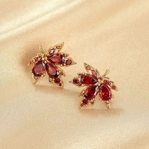 Pendientes de Plata con Diseño de Hoja de Arce Roja Estilo Retro 2025 para Mujer, Chapados en Oro de Alta Gama con Circonita Geométrica - Product Image 4