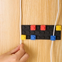 Organisateur de câbles USB créatif en blocs de construction avec clips adhésifs pour chargeur de bureau et table de nuit