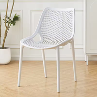 Chaise d'extérieur empilable compacte, légère et élégante avec dossier en maille pour balcon