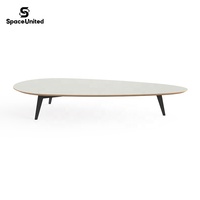 Table basse ovale moderne SpaceUnited avec plateau en bois blanc, pieds en métal noir, forme incurvée pour bureau, salon, réception