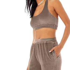 Ensemble trois pièces pour femme avec logo personnalisé, style décontracté sportif, comprenant un crop top, un sweat à capuche zippé et un pantalon de survêtement taille haute à jambe droite en velours - Product Image 2