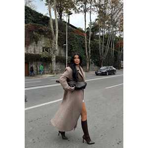 Abrigo Marrón Vintage con Estampado, Cierre de un Solo Botón, Tejido de Seda y Lana, con Detalle de Piel y Proceso de Teñido - Product Image 1