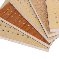 Panneaux muraux composites perforés en fibre de bois acoustique insonorisants, ignifuges, style moderne de Dubaï, pour la vente en gros