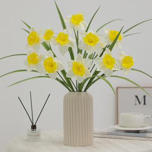 Nouveau bouquet de fleurs artificielles haut de gamme style occidental pour la décoration de table à manger intérieure, vente en gros - Product Image 1