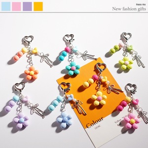 Porte-clés en résine avec fleurs et perles, fermoir mousqueton en forme de cœur, mini breloque nœud métallique, pendentif perle cœur couleur pastel - Product Image 1