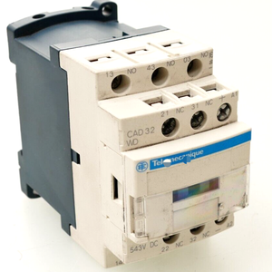 Nuevo Controlador Lógico Programable (PLC) CAD32WD Original para Automatización Industrial en Almacén - Product Image 1