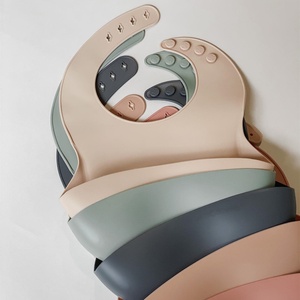 Bavoir bébé en silicone imperméable, réglable, facile à nettoyer, doux, type bandana triangulaire, pour tout-petits et enfants, idéal pour les repas, avec logo personnalisé, vente en gros - Product Image 2