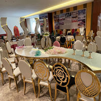 Grande table à manger en acier inoxydable avec plateau en verre en forme de S, table de salle à manger incurvée moderne pour hôtel, événements et banquets