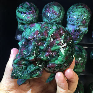 Venta al por mayor Rubí en Zoisita Calaveras Tallas Piedra de cristal natural de brillo UV de alta calidad para regalos de Halloween - Product Image 3