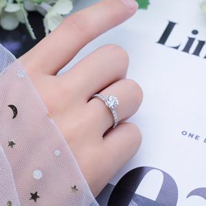 Anillo de Oro Blanco de 9k con Moissanita Solitario de Messi Gems, Corte Brillante Redondo, Anillo de Regalo de Oro con Moissanita - Product Image 2