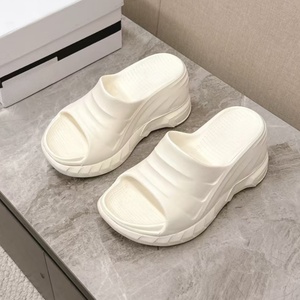 Sandales de plage pour femmes, été, blanches, à semelle épaisse en EVA, antidérapantes, à enfiler, polyvalentes, à bout ouvert - Product Image 5