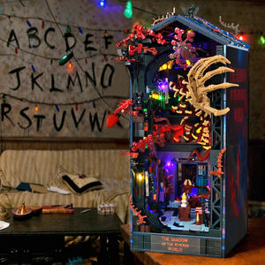 CAYI Book Nook Kit Plastic the <span class=keywords><strong>Stranger</strong></span> <span class=keywords><strong>Things</strong></span> Build Block Kit de casa en miniatura Book Nook Estantería iluminada Decoración del hogar - Product Image 1