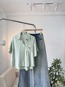 Camisa a Rayas de Manga Corta A505, Tela Suave y Fresca de Mezcla de Seda Coreana con Bolsillo Bordado, Blusa Holgada con Bolsillo, Top de Verano - Product Image 5