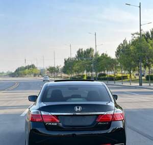 Honda Accord 2.0 Usado con Salida de Aire Trasera y Otros Detalles Interiores Negros, DVD, Navegación, Cámara de Reversa y Asientos de Cuero - Product Image 4