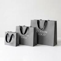 Sacs en papier festifs personnalisés de qualité supérieure avec poignées en ruban et logo personnalisé pour l'emballage de produits saisonniers de luxe