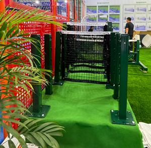 เสาเทนนิสเหล็กชุบสังกะสีแบบจุ่มร้อนเต็มตัว พร้อมฐานยึดพื้น ดีไซน์เสาแบบติดตั้งภายนอก พร้อมที่ม้วนสายสำหรับสนามเทนนิส - Product Image 5