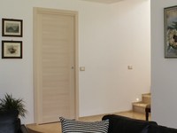 Porte intérieure moderne en bois massif avec isolation thermique et résistance à l'humidité pour chambre et villa (Série)