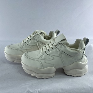 <span class=keywords><strong>Scarpe</strong></span> <span class=keywords><strong>da</strong></span> passeggio sportive <span class=keywords><strong>da</strong></span> <span class=keywords><strong>donna</strong></span> all'ingrosso, leggere e traspiranti, con lacci, suola spessa, in pelle bianca, casual, con rialzo - Product Image 2