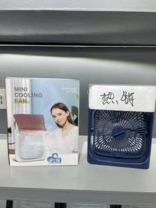 Ventilador de Nebulización de Agua con Cinco Orificios, Alimentado por USB, con Luz LED, 3 Velocidades y Humidificación, Modelo LM25043 para Uso Doméstico y Hotelero - Product Image 3