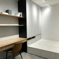 Ensemble de chambre à coucher moderne et minimaliste sur mesure, lit tatami avec rangement intégré, combiné à une étagère ouverte, un bureau et des tiroirs.