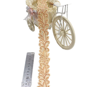 ลูกไม้ปักลายดอกไม้สีเหลืองสองสี ขนาด 4 ซม. ผลิตจากโพลีเอสเตอร์ 100% เป็นมิตรต่อสิ่งแวดล้อม  ตกแต่งกระเป๋า - Product Image 1