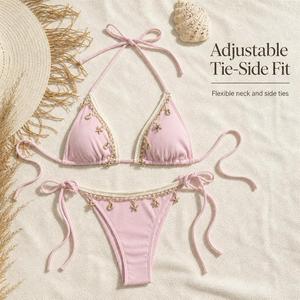 Bikini de mujer con parte inferior de tanga acanalada, ribete de encaje y dijes de concha, color beige. - Product Image 5