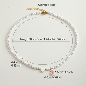 Collar de Perlas de Alta Gama con Colgante de Concha en Forma de Corazón y Letra Inicial Esmaltada Colorida para Mujer - Product Image 2