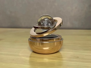Araba Güneş Enerjili Süspansiyonlu Döner Jel Aromaterapi Difüzörü Yıldızlararası Hava Spreyi Parfüm Çok Renkli Havalı Stil - Product Image 3
