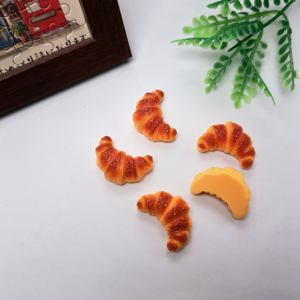 100 pièces de mini-breloques en résine en forme de croissant de pain, motif alimentaire de <span class=keywords><strong>cuisine</strong></span> sucré, pour accessoires de centre de nœuds à cheveux, cabochons en résine à dos plat - Product Image 3