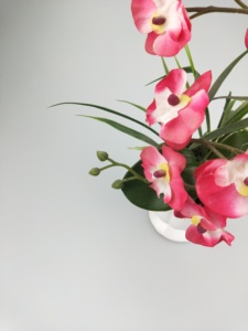 Wangzu <span class=keywords><strong>2022</strong></span> Nuevo Diseño de Arreglo Floral Artificial de Orquídeas con Césped Artificial, Maceta de Cerámica Nórdica, Decoración Moderna para Interiores del Hogar - Product Image 5