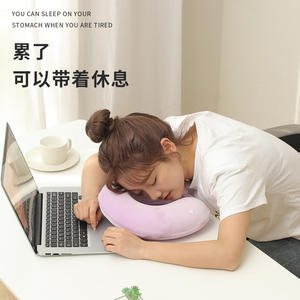 Almohada de espuma viscoelástica en forma de U con diseño bordado para viajes y siestas en la oficina. - Product Image 3