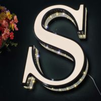 Lettres en acrylique avec source lumineuse LED à matrice de points, bordure en acier inoxydable perforée sur mesure, panneau de porte IP65, hôpitaux, entreprises