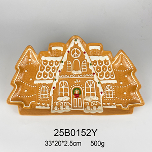 Plato de Servir Navideño Festivo con Forma de Casa de Jengibre de Cerámica con Detalles Intrincados de Glaseado y Detalles Festivos - Product Image 4