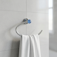 Porte-serviettes mural Aura Ring en acier chromé poli avec détails en verre bleu clair, design italien, élégant et fonctionnel