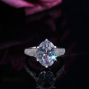 Anello Nuziale Oversize con Zircone Ovale per Donne, Gioiello da Dito di Lusso alla Moda - Product Image 1